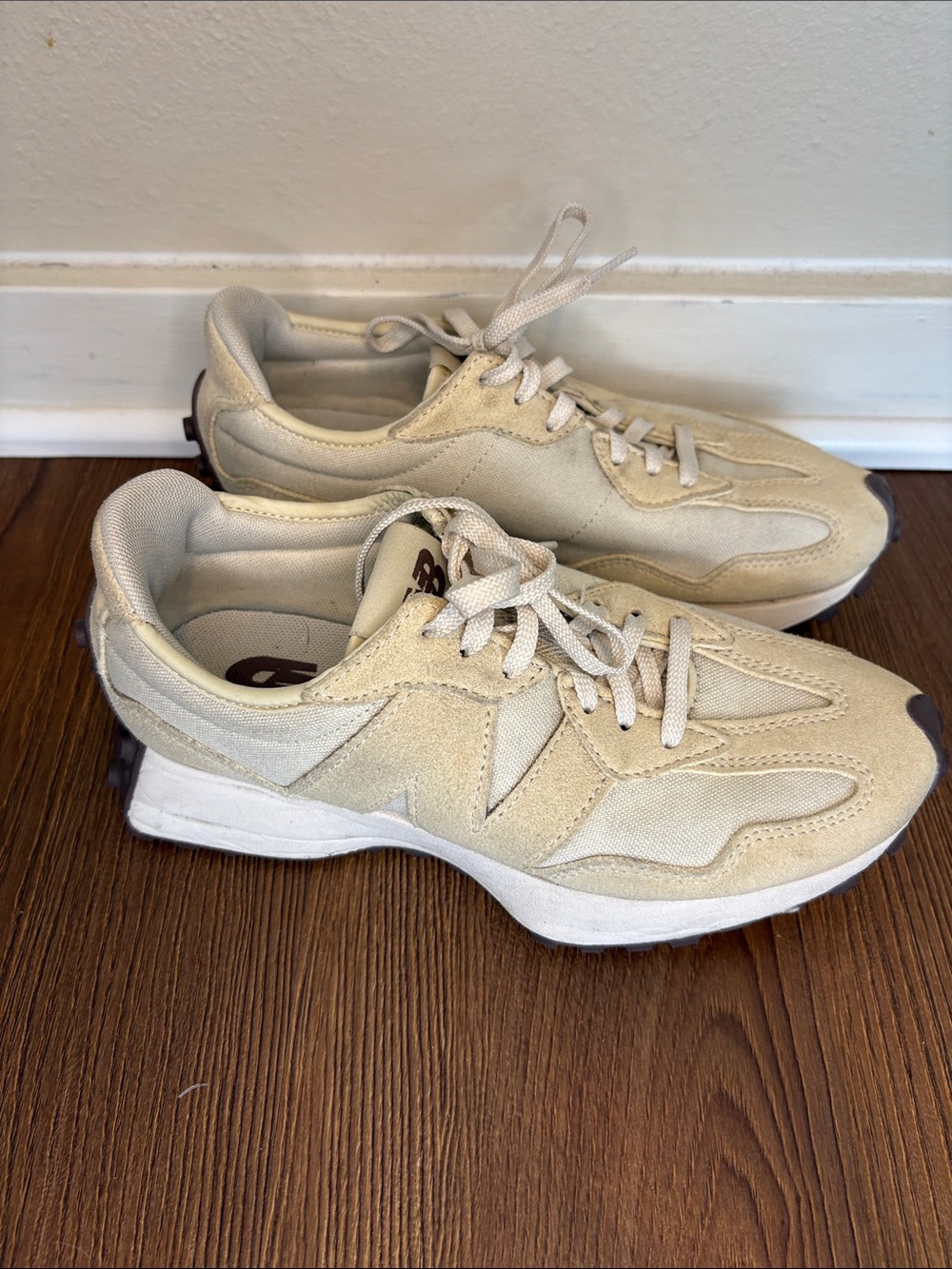 New Balance Women’s  327 Suede Sneakers Lug Sole size 7 - Picture 4 of 11
